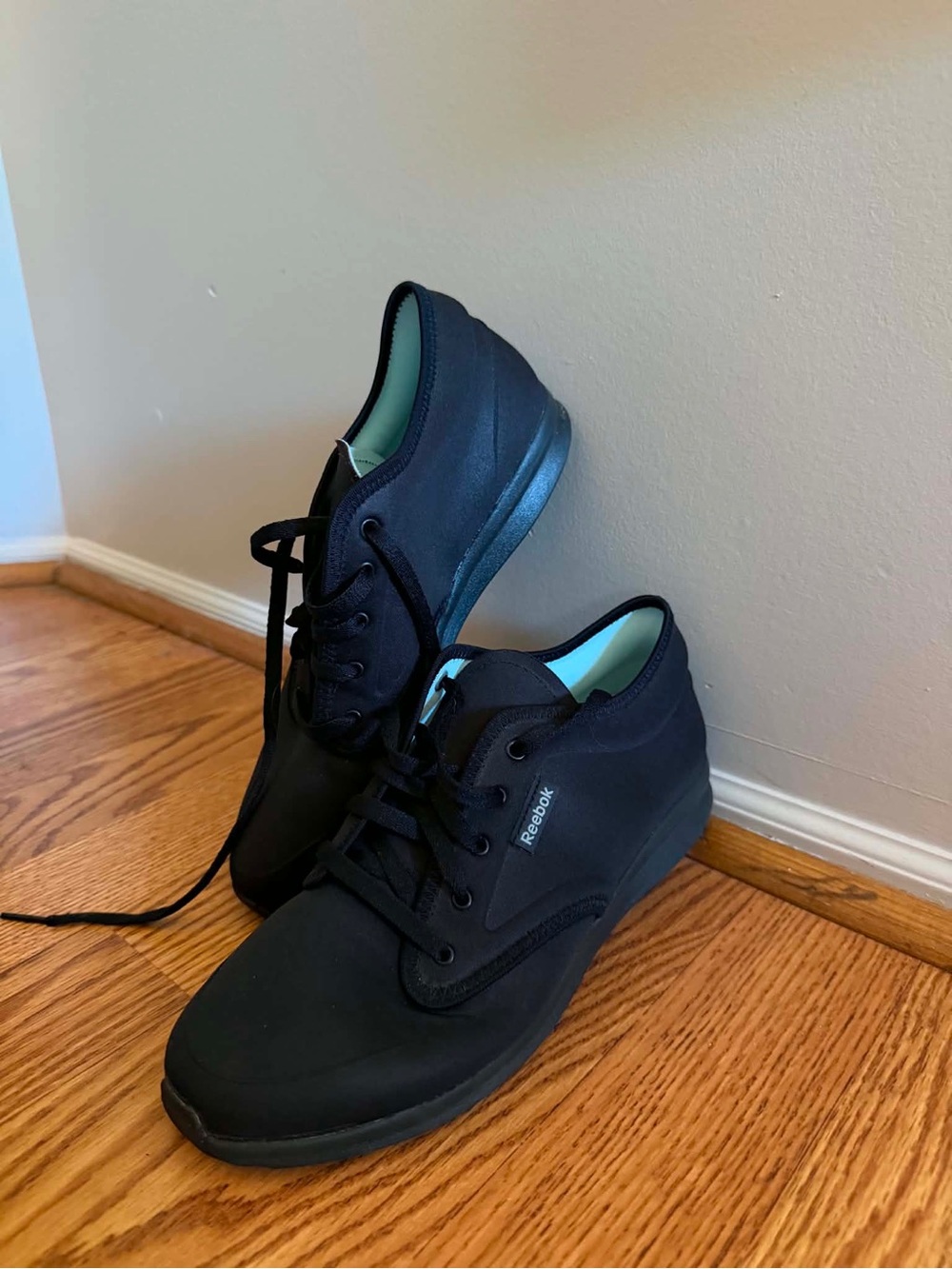 Reebok Women's Black Low-Top Sneakers with Mint Lining Size 7
